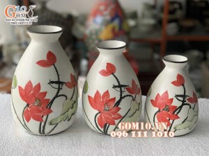 Bộ ba lọ hoa men kem cổ thon vẽ hoa đỏ, cao 22cm