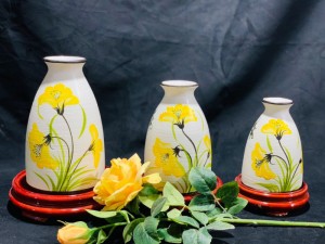 Bộ ba lọ hoa men kem cổ thon vẽ hoa vàng, cao 22cm