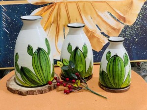 Bộ ba lọ hoa men kem cổ thon vẽ xương rồng, cao 22cm
