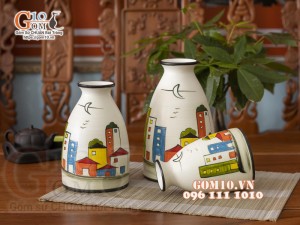 Bộ ba lọ men kem cổ thon vẽ cảnh đô thị, cao 22cm