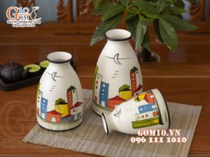 Bộ ba lọ men kem cổ thon vẽ cảnh đô thị, cao 22cm