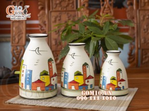 Bộ ba lọ men kem cổ thon vẽ cảnh đô thị, cao 22cm