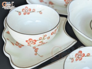 Bộ bát đĩa hoa mặt trời men kem vẽ hoa Đào đỏ 55cm, 15 chi tiết