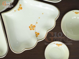 Bộ bát đĩa hoa mặt trời men kem vẽ hoa mai, đường kính 55cm