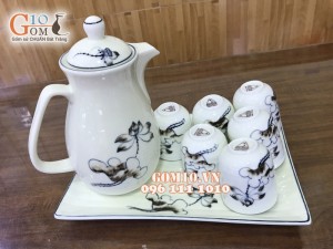 Bộ Bình nước 1,5l men kem vẽ sen đen liền khay