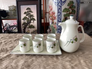 Bộ bình nước men kem vẽ Đài sen khay chữ nhật, Dung tích 1,5L