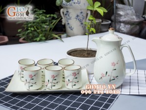 Bộ bình nước men kem vẽ Đào phai khay chữ nhật, Dung tích 1,5L