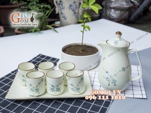 Bộ bình nước men kem vẽ Đào xanh khay chữ nhật, Dung tích 1,5L