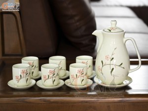 Bộ bình nước men kem vẽ hoa Đào hồng. 1.5L