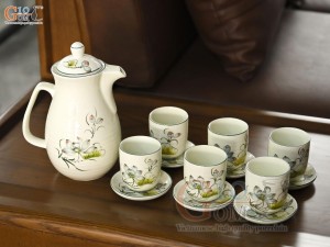 Bộ bình nước men kem vẽ hoa sen màu, 1.5L