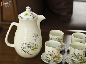 Bộ bình nước men kem vẽ hoa sen màu, 1.5L