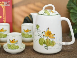 Bộ bình nước men kem vẽ hoa Sen vàng, 1 Lít