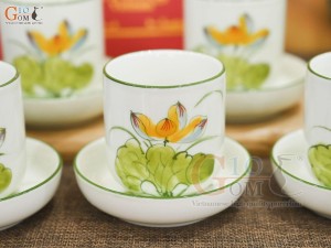 Bộ bình nước men kem vẽ hoa Sen vàng, 1 Lít