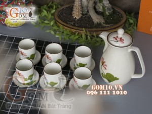 Bộ bình nước men kem vẽ Sen đỏ chỉ nâu, Dung tích 1,5L