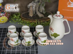 Bộ bình nước men kem vẽ Sen đỏ chỉ nâu, Dung tích 1,5L