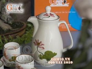 Bộ bình nước men kem vẽ Sen đỏ chỉ nâu, Dung tích 1,5L