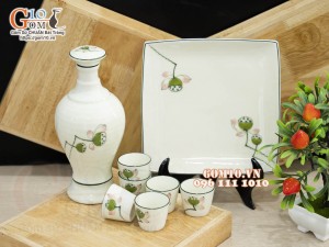 Bộ bình rượu men kem vẽ đài Sen, 700ml