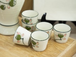 Bộ bình rượu men kem vẽ đài Sen, 700ml