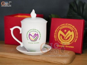 Bộ cốc sứ dáng chóp lửa men trắng, in logo 400ml (kèm nắp và đĩa)