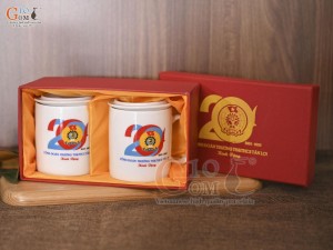 Bộ cốc sứ đôi, quai tròn men trắng có nắp in logo quà tặng, 350ml