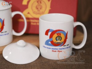 Bộ cốc sứ đôi, quai tròn men trắng có nắp in logo quà tặng, 350ml