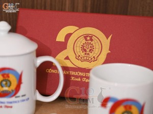 Bộ cốc sứ đôi, quai tròn men trắng có nắp in logo quà tặng, 350ml
