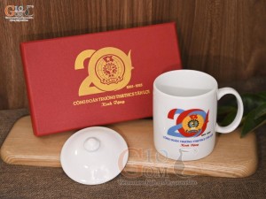 Bộ cốc sứ đôi, quai tròn men trắng có nắp in logo quà tặng, 350ml