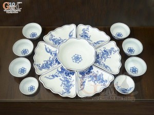 Bộ đồ ăn hoa mặt trời men lam cổ vẽ hoa Sen dây, đường kính 45cm