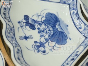 Bộ đồ ăn hoa mặt trời men lam cổ vẽ hoa Sen, đường kính 55cm (cả khay gỗ)