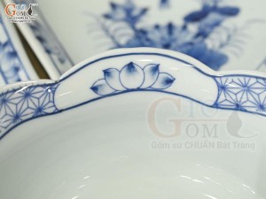 Bộ đồ ăn hoa mặt trời men lam cổ vẽ hoa Sen, đường kính 55cm (cả khay gỗ)