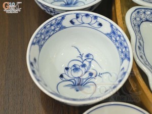 Bộ đồ ăn hoa mặt trời men lam cổ vẽ hoa Sen, đường kính 55cm (cả khay gỗ)