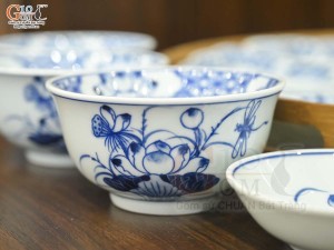 Bộ đồ ăn hoa mặt trời men lam cổ vẽ hoa Sen, đường kính 55cm (cả khay gỗ)