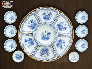 Bộ đồ ăn hoa mặt trời men lam cổ vẽ hoa Sen, đường kính 55cm (cả khay gỗ)