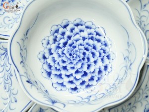 Bộ đồ ăn hoa mặt trời men lam cổ vẽ Phù Dung, đường kính 45cm