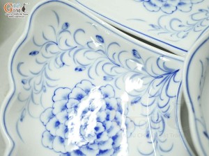 Bộ đồ ăn hoa mặt trời men lam cổ vẽ Phù Dung, đường kính 45cm