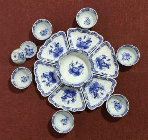 Bộ đồ ăn hoa mặt trời men lam cổ vẽ sen