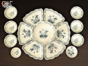 Bộ đồ ăn hoa mặt trời men chàm vẽ hoa Sen đen, đường kính 45cm