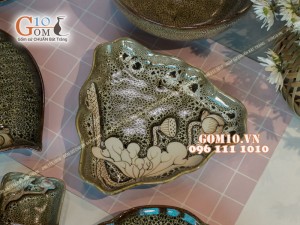 Bộ đồ ăn men hỏa biến gấm vàng khắc sen đầy đủ chi tiết