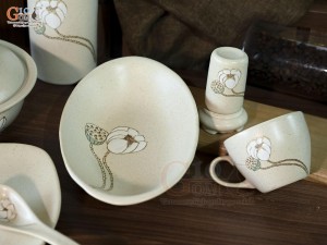 Bộ đồ ăn men kem tấm vẽ Bạch Liên, 17 chi tiết