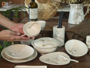 Bộ đồ ăn men kem tấm vẽ Bạch Liên, 17 chi tiết