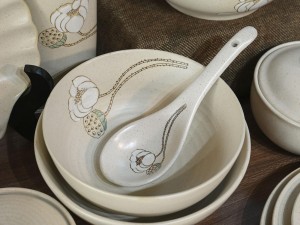 Bộ đồ ăn men kem tấm vẽ Bạch Liên, 37 chi tiết