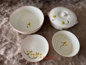 Bộ đồ ăn men kem vẽ Sen vàng, hoa Bồ công anh.