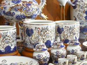 Bộ đồ thờ men lam vẽ Sen Đại Cát vẽ vàng, 23 chi tiết (Ban Thờ 1m53)