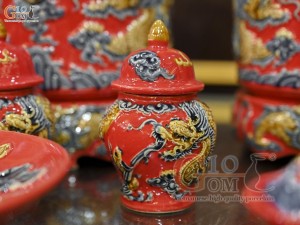 Bộ đồ thờ Như Ý Cát Tường men màu đắp nổi Rồng nền đỏ (Ban thờ 1m53)