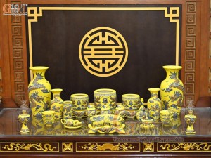 Bộ đồ thờ Như Ý Cát Tường men màu đắp nổi Rồng nền vàng (Ban thờ 1m75) Bộ đồ thờ Như Ý Cát Tường men màu đắp nổi Rồng nền vàng (Ban thờ 1m75)