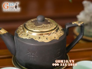 Bộ gốm tử sa vai vuông men đen chỉ bạc bọc đồng