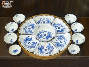 Bộ hoa mặt trời men lam cổ Rồng Phượng Như Ý, đường kính 45cm (cả khay gỗ)