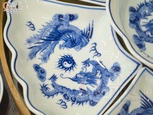 Bộ hoa mặt trời men lam cổ Rồng Phượng Như Ý, đường kính 45cm (cả khay gỗ)