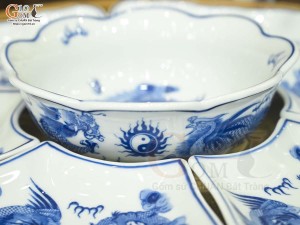 Bộ hoa mặt trời men lam cổ Rồng Phượng Như Ý, đường kính 45cm (cả khay gỗ)