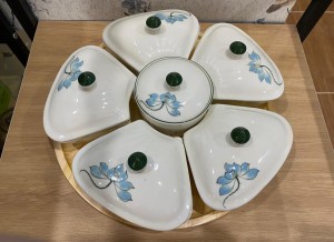 Bộ khay mứt Tết 5 cánh men kem vẽ Sen xanh - khay gỗ